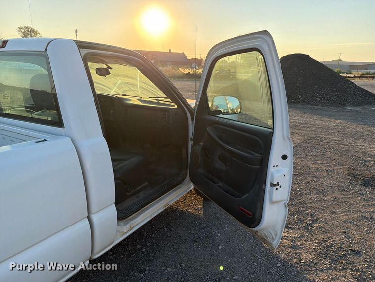 image for item FN2588 2004 Chevrolet Silverado pickup truck