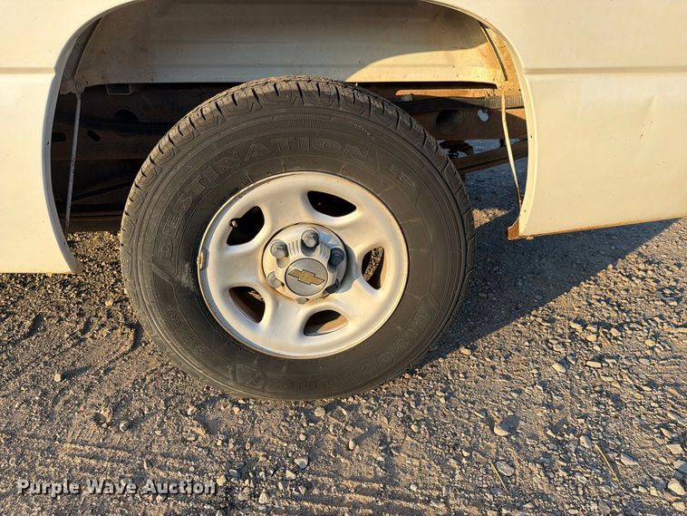 image for item FN2588 2004 Chevrolet Silverado pickup truck