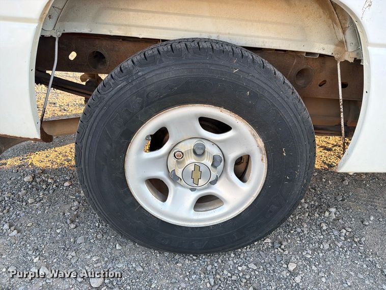 image for item FN2588 2004 Chevrolet Silverado pickup truck