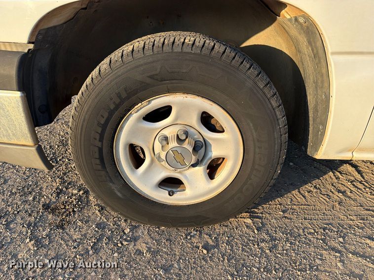 image for item FN2588 2004 Chevrolet Silverado pickup truck