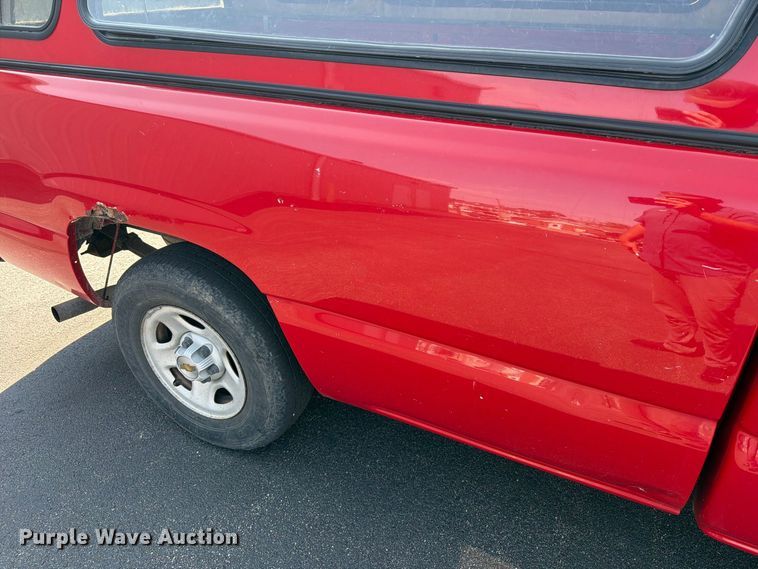 image for item FT6275 2001 Chevrolet Silverado 1500 pickup truck