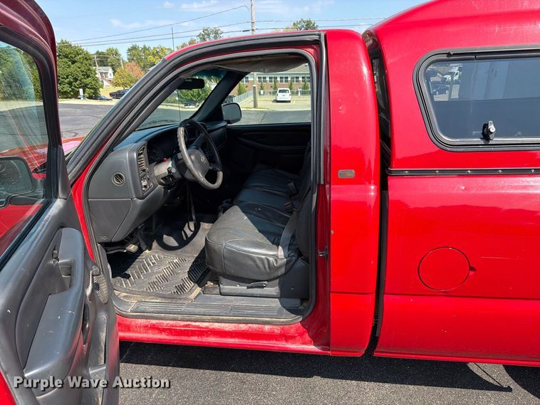 image for item FT6275 2001 Chevrolet Silverado 1500 pickup truck