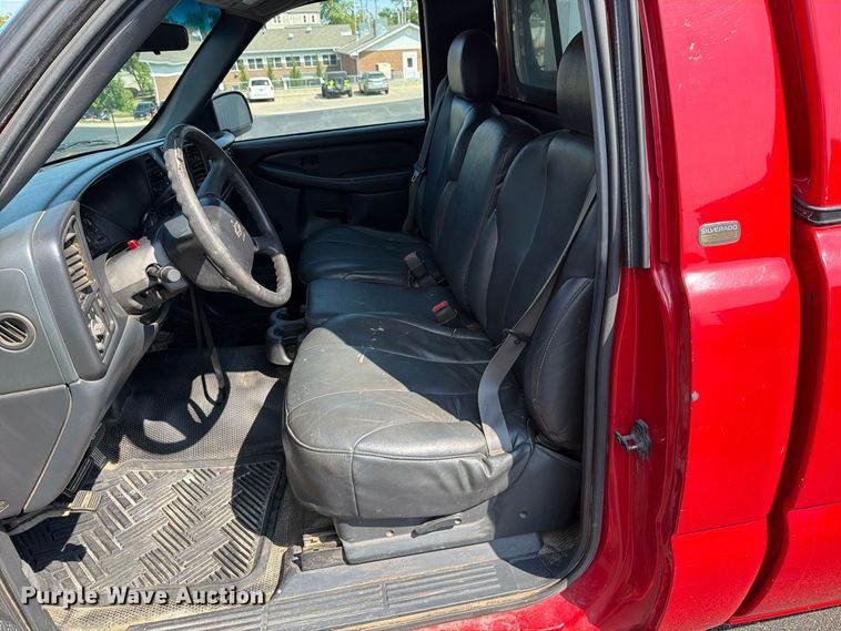 image for item FT6275 2001 Chevrolet Silverado 1500 pickup truck