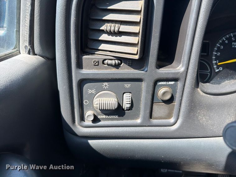 image for item FT6275 2001 Chevrolet Silverado 1500 pickup truck