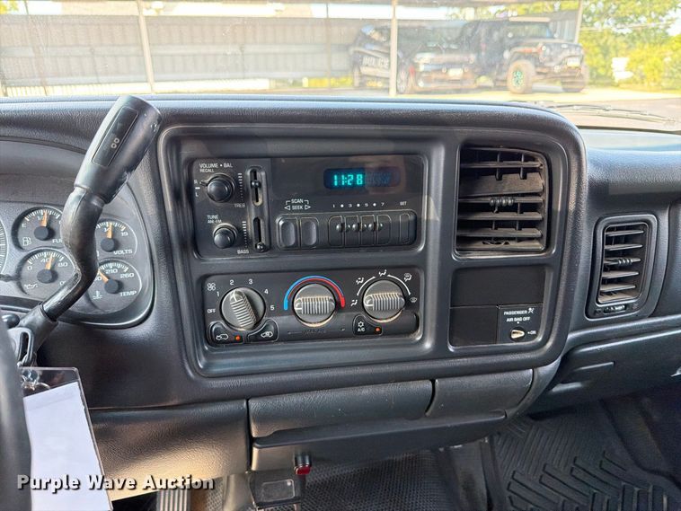 image for item FT6275 2001 Chevrolet Silverado 1500 pickup truck