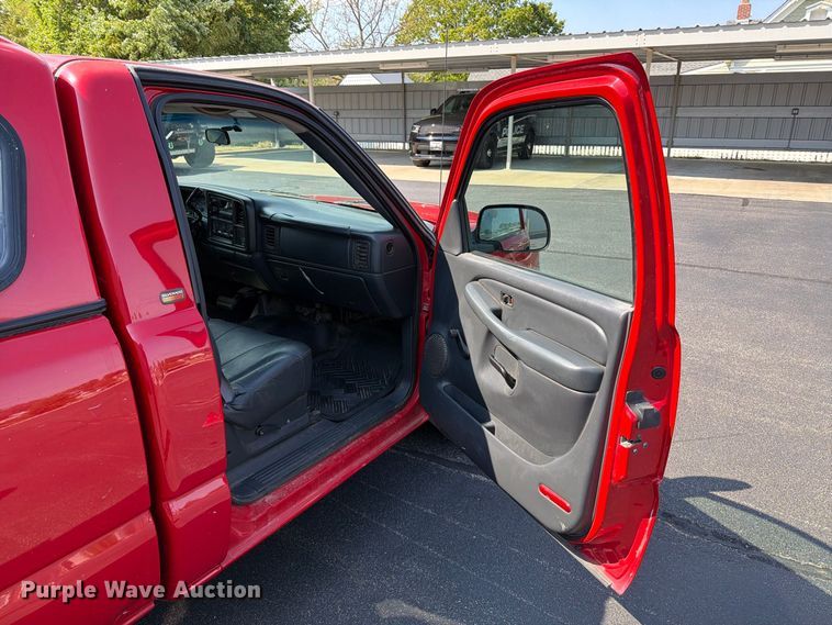 image for item FT6275 2001 Chevrolet Silverado 1500 pickup truck