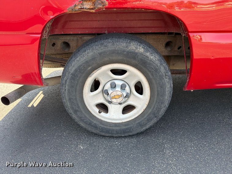 image for item FT6275 2001 Chevrolet Silverado 1500 pickup truck