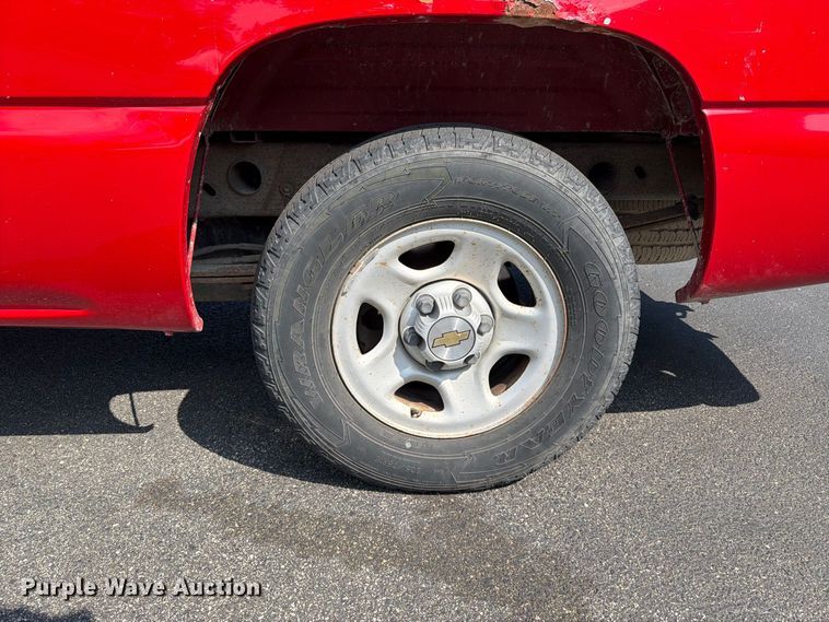 image for item FT6275 2001 Chevrolet Silverado 1500 pickup truck
