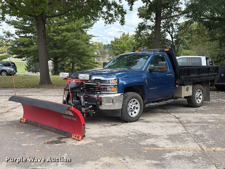 2015 Chevrolet Silverado 3500HD flatbed pickup truck
