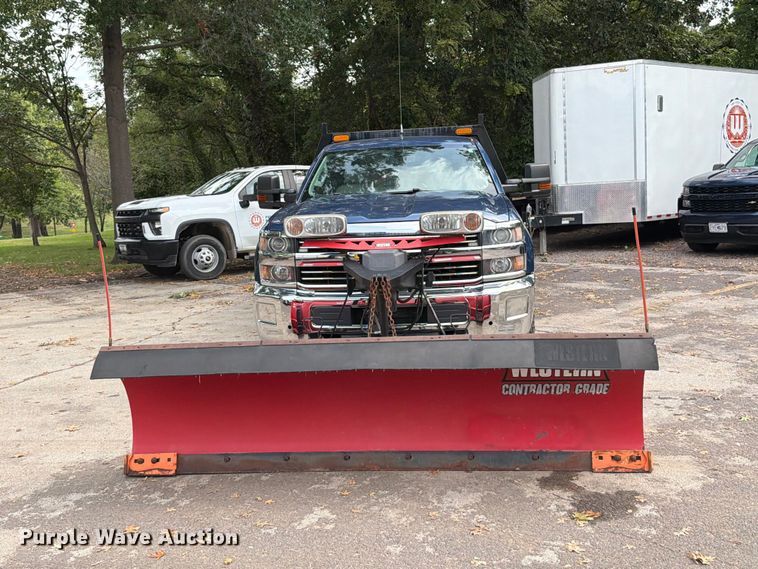 image for item FT6291 2015 Chevrolet Silverado 3500HD flatbed pickup truck