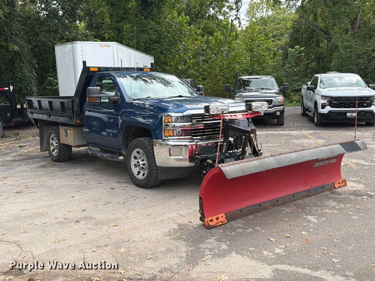 image for item FT6291 2015 Chevrolet Silverado 3500HD flatbed pickup truck