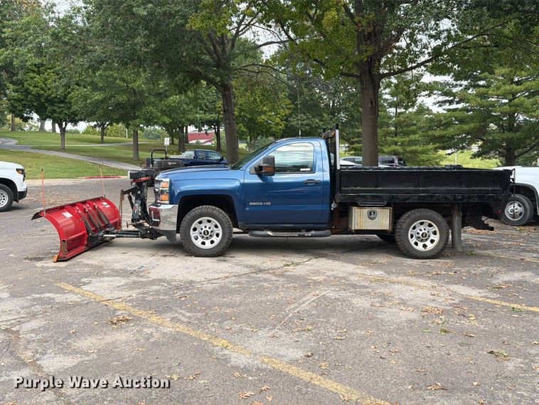 image for item FT6291 2015 Chevrolet Silverado 3500HD flatbed pickup truck
