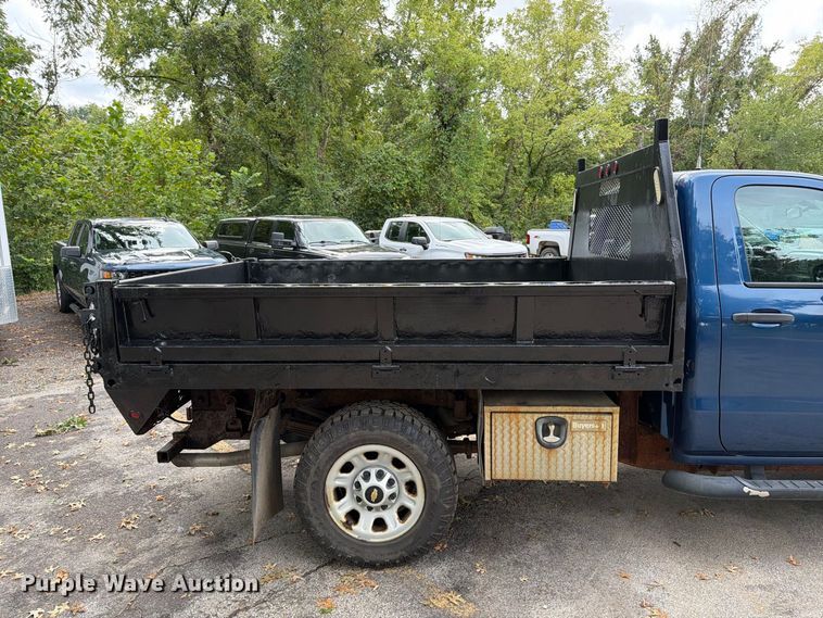 image for item FT6291 2015 Chevrolet Silverado 3500HD flatbed pickup truck