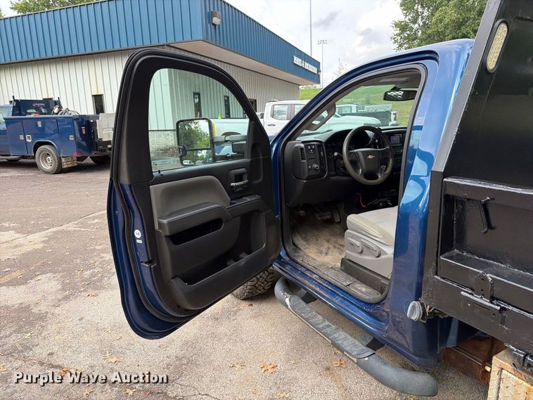 image for item FT6291 2015 Chevrolet Silverado 3500HD flatbed pickup truck