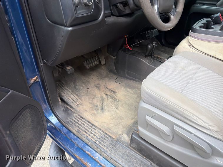 image for item FT6291 2015 Chevrolet Silverado 3500HD flatbed pickup truck