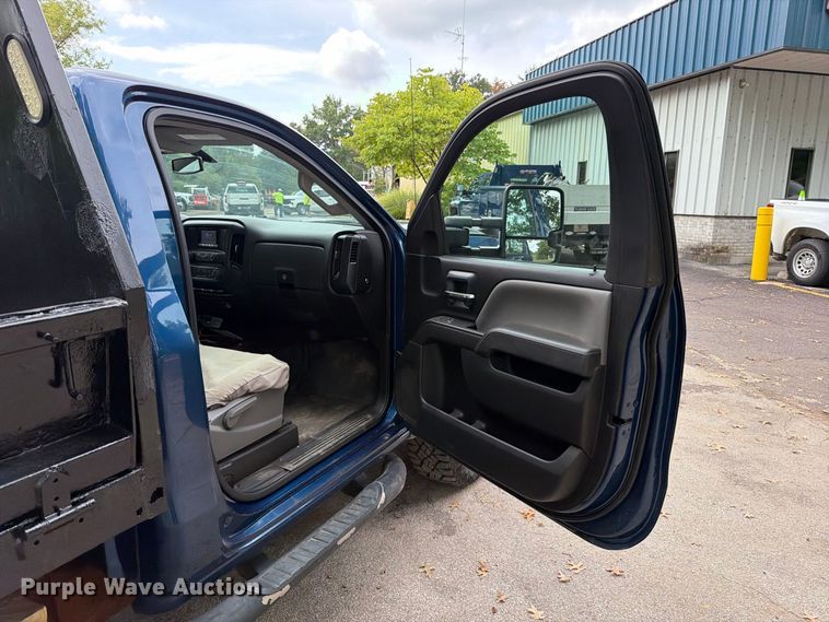 image for item FT6291 2015 Chevrolet Silverado 3500HD flatbed pickup truck