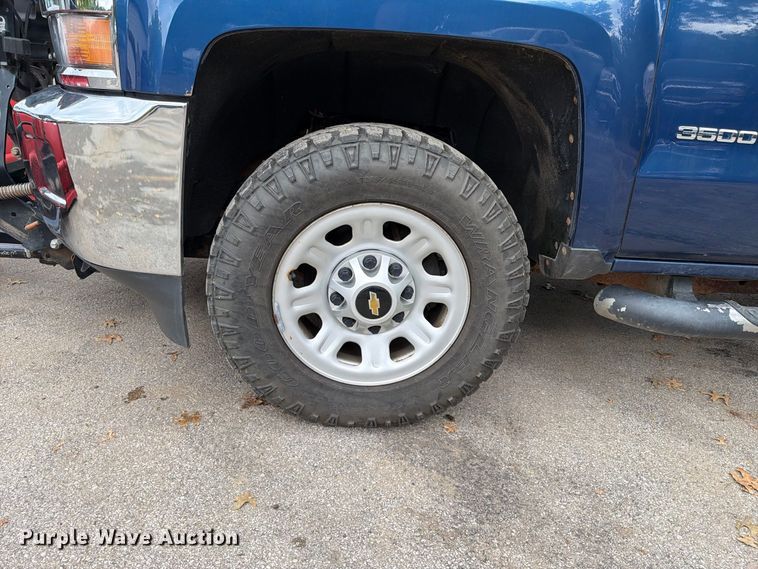 image for item FT6291 2015 Chevrolet Silverado 3500HD flatbed pickup truck