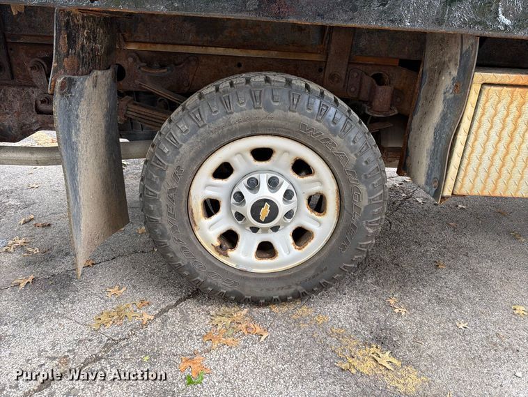 image for item FT6291 2015 Chevrolet Silverado 3500HD flatbed pickup truck