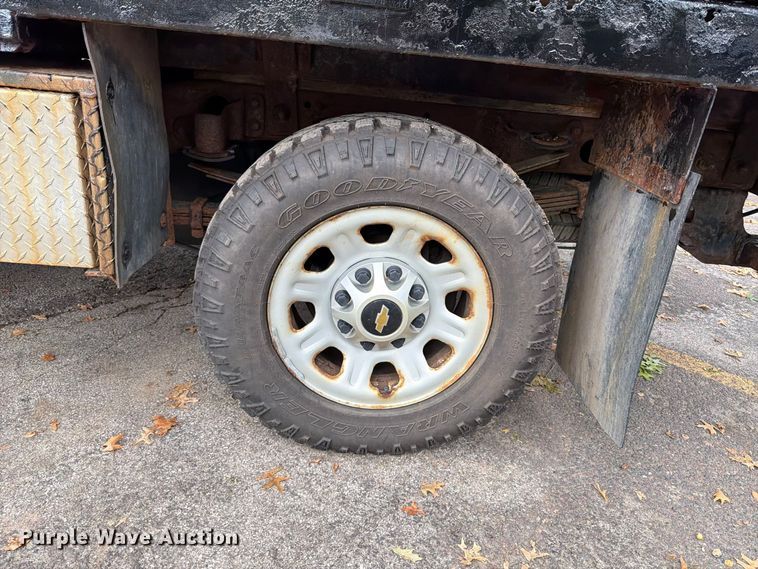 image for item FT6291 2015 Chevrolet Silverado 3500HD flatbed pickup truck