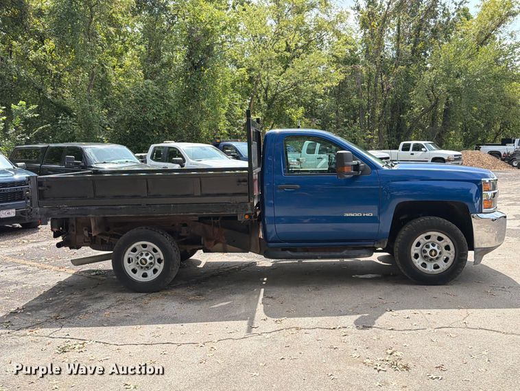 image for item FT6297 2015 Chevrolet Silverado 3500HD flatbed pickup truck