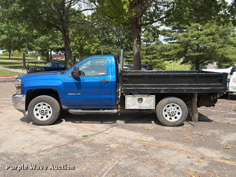 image for item FT6297 2015 Chevrolet Silverado 3500HD flatbed pickup truck