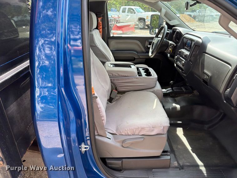 image for item FT6297 2015 Chevrolet Silverado 3500HD flatbed pickup truck