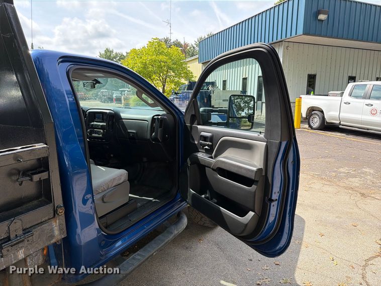 image for item FT6297 2015 Chevrolet Silverado 3500HD flatbed pickup truck