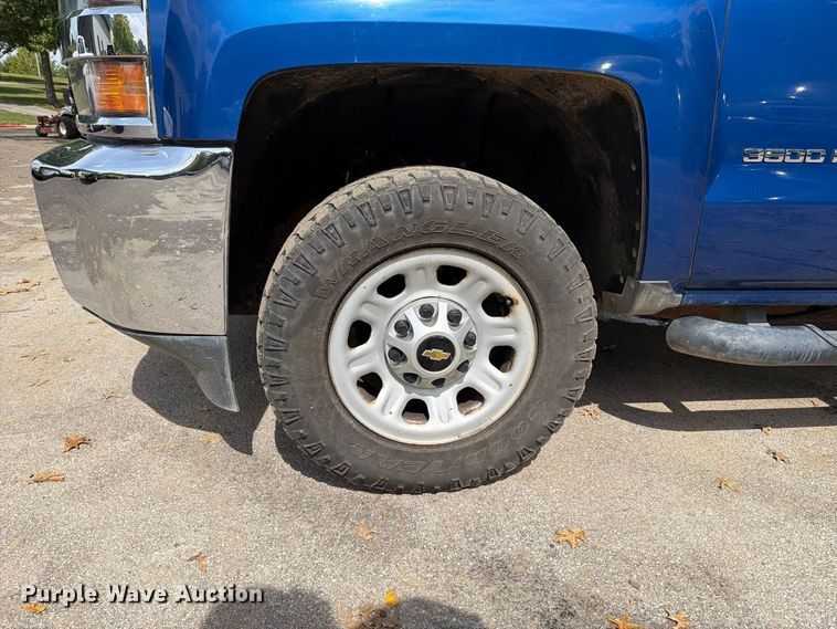 image for item FT6297 2015 Chevrolet Silverado 3500HD flatbed pickup truck