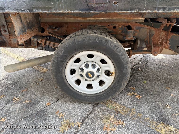 image for item FT6297 2015 Chevrolet Silverado 3500HD flatbed pickup truck