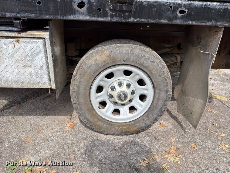 image for item FT6297 2015 Chevrolet Silverado 3500HD flatbed pickup truck