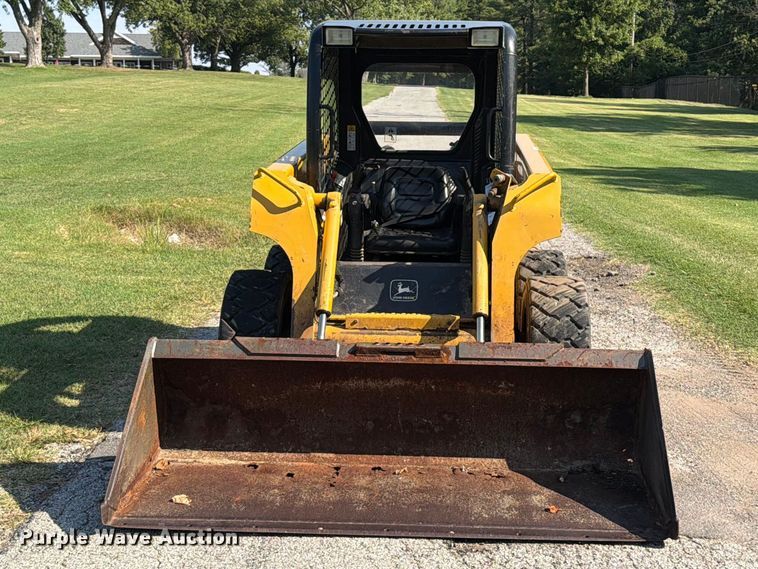 image for item FT6352 2000 John Deere 240 skid steer loader