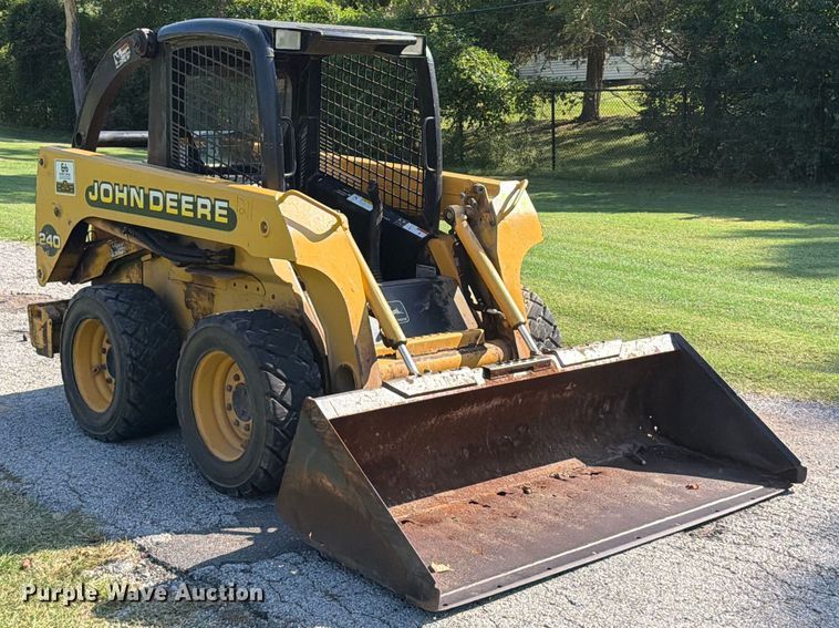 image for item FT6352 2000 John Deere 240 skid steer loader