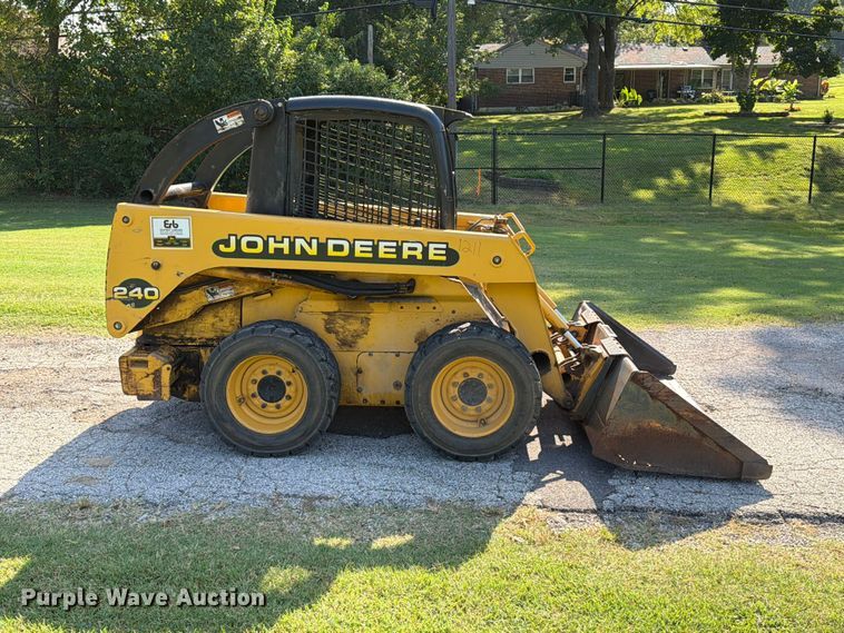image for item FT6352 2000 John Deere 240 skid steer loader