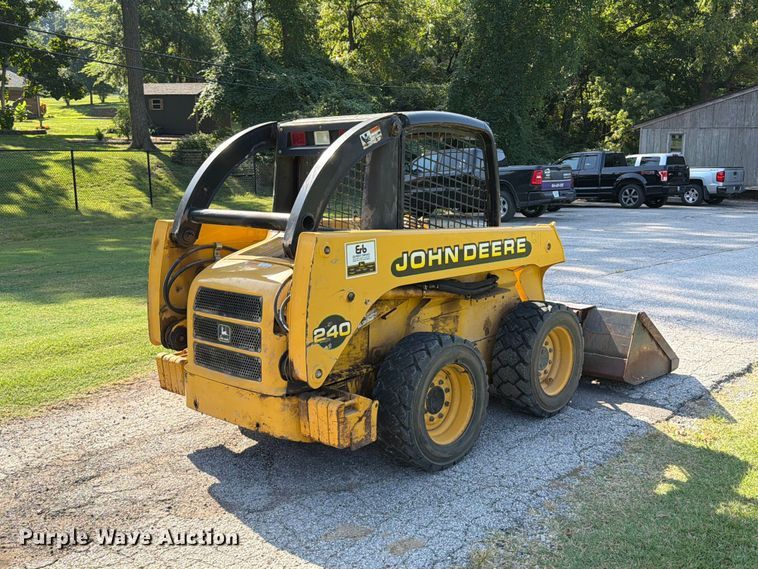 image for item FT6352 2000 John Deere 240 skid steer loader