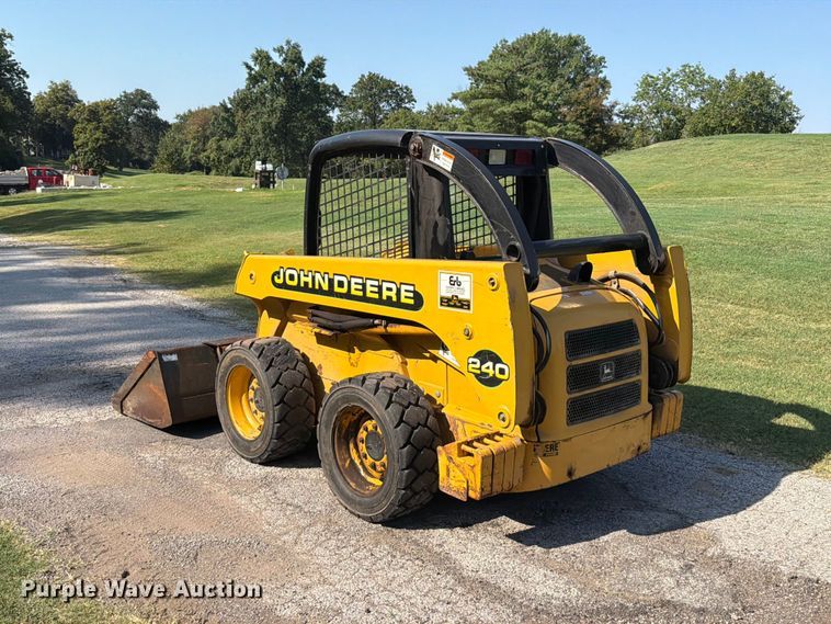 image for item FT6352 2000 John Deere 240 skid steer loader