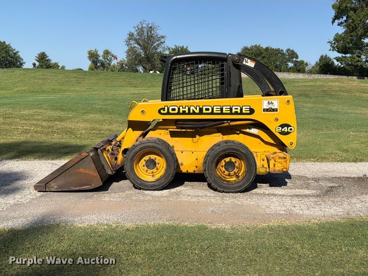 image for item FT6352 2000 John Deere 240 skid steer loader