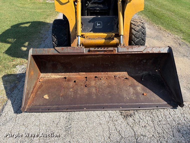 image for item FT6352 2000 John Deere 240 skid steer loader