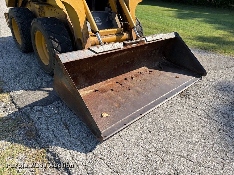 image for item FT6352 2000 John Deere 240 skid steer loader