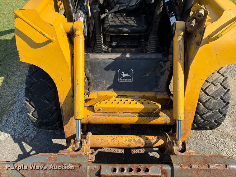 image for item FT6352 2000 John Deere 240 skid steer loader