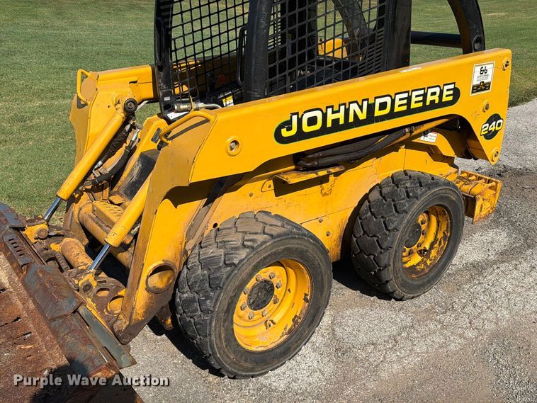 image for item FT6352 2000 John Deere 240 skid steer loader