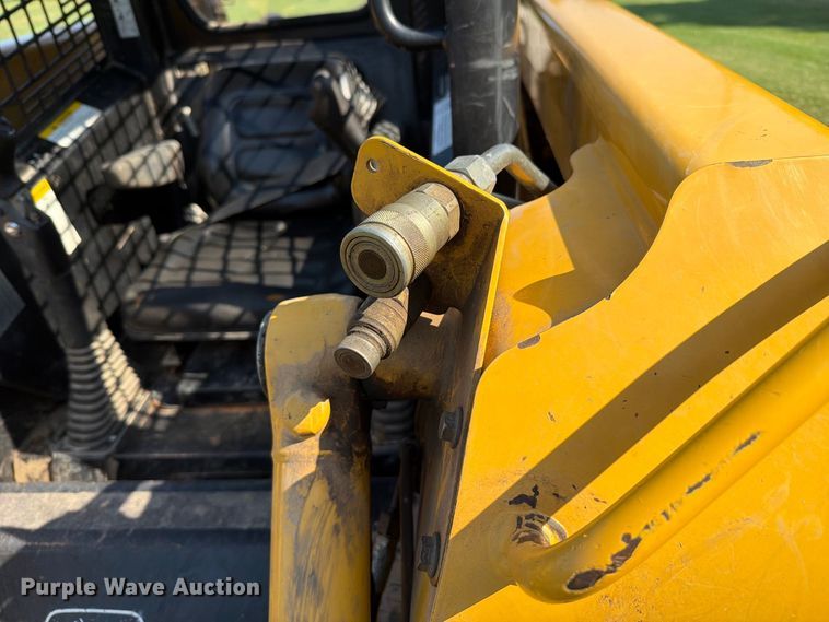 image for item FT6352 2000 John Deere 240 skid steer loader