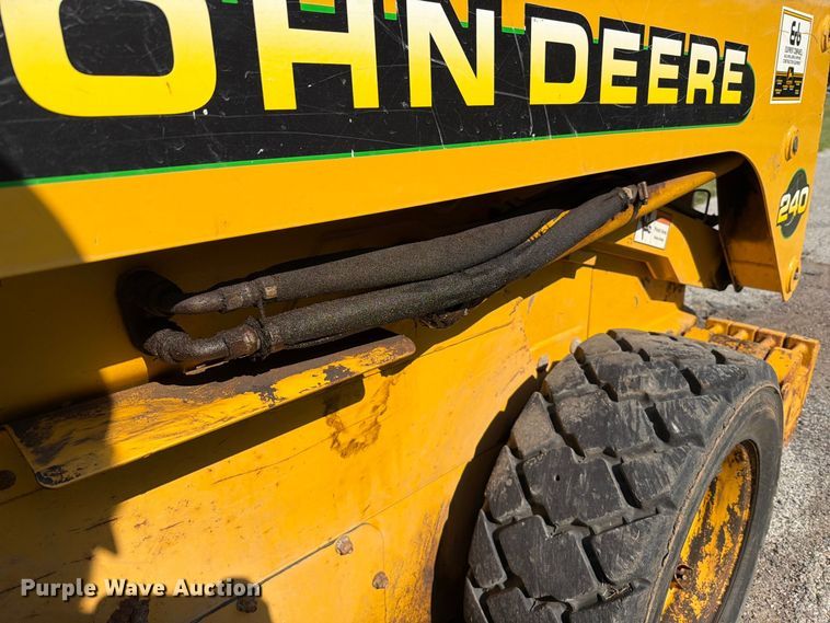 image for item FT6352 2000 John Deere 240 skid steer loader
