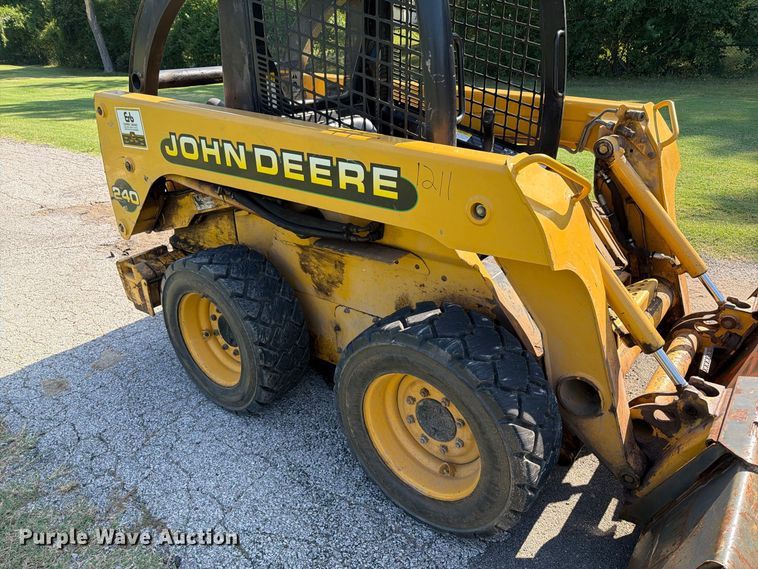 image for item FT6352 2000 John Deere 240 skid steer loader