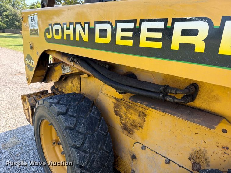 image for item FT6352 2000 John Deere 240 skid steer loader