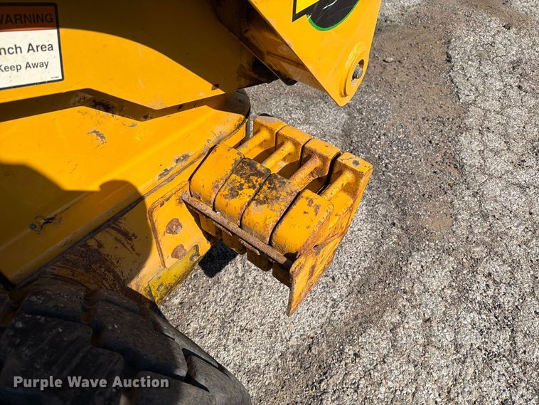 image for item FT6352 2000 John Deere 240 skid steer loader
