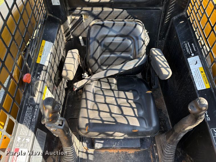 image for item FT6352 2000 John Deere 240 skid steer loader
