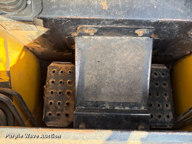 image for item FT6352 2000 John Deere 240 skid steer loader