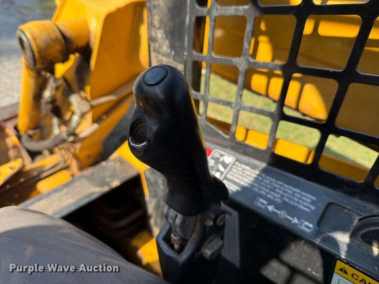 image for item FT6352 2000 John Deere 240 skid steer loader