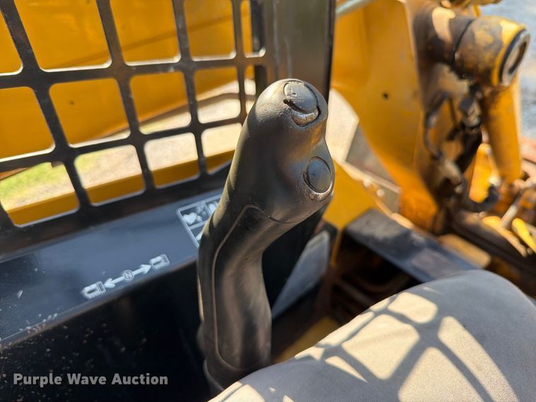 image for item FT6352 2000 John Deere 240 skid steer loader