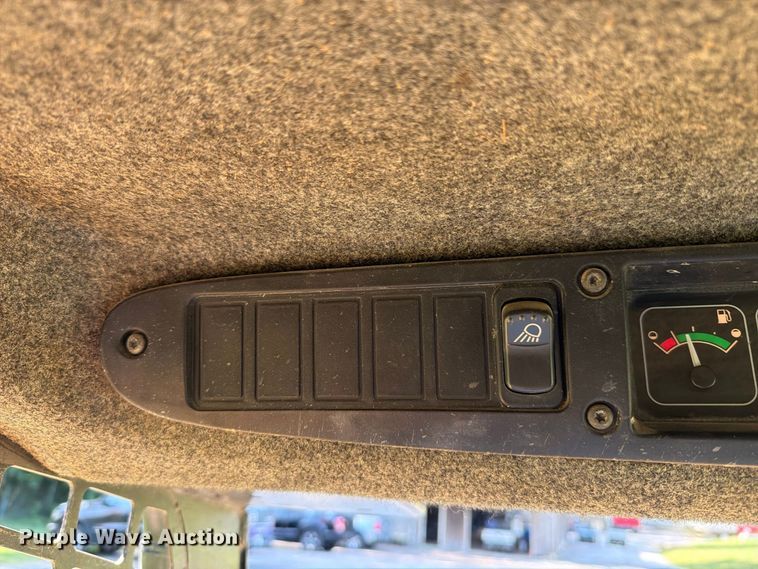 image for item FT6352 2000 John Deere 240 skid steer loader